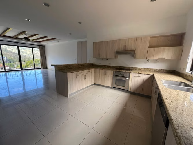 Apartamento de lujo con vistas espectaculares en Alto de Las Palomas Santa Ana $2100 - Imagen 4