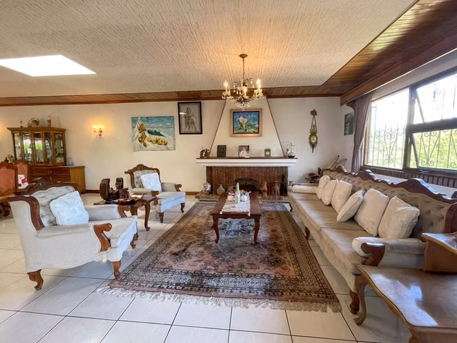En venta, Casa Colonial Independiente de 5 Habitaciones en Escazú con Amplio Jardín ID20120 - Imagen 5