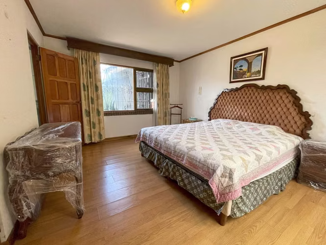 En venta, Casa Colonial Independiente de 5 Habitaciones en Escazú con Amplio Jardín ID20120 - Imagen 19