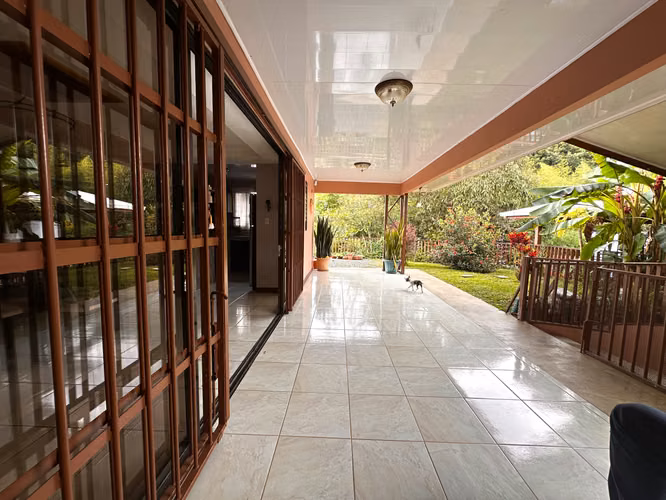 SE VENDE-Casa Grande y Terreno de 8377 m2 en La Castilla Paraiso, Cartago -JLBR