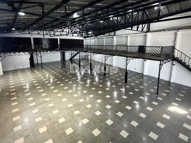 Alquiler de amplia bodega en La Uruca