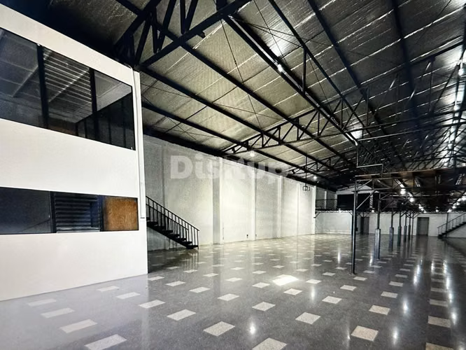Alquiler de amplia bodega en La Uruca