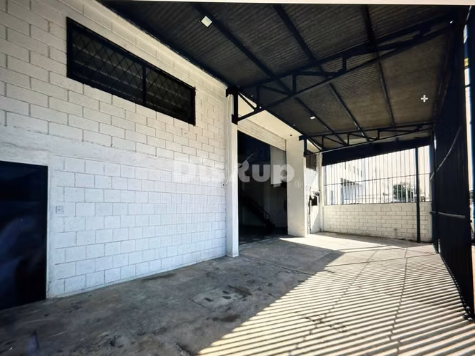 Alquiler de amplia bodega en La Uruca