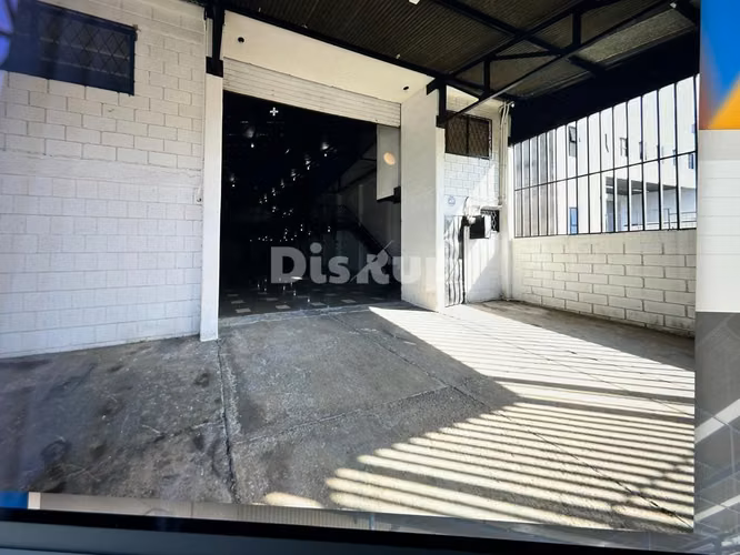 Alquiler de amplia bodega en La Uruca