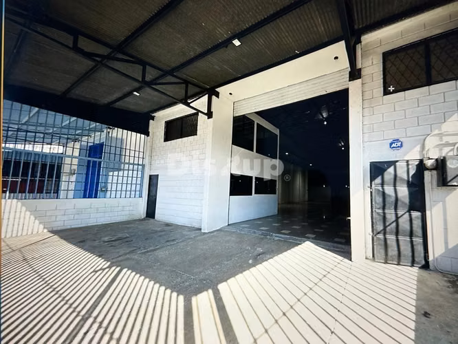 Alquiler de amplia bodega en La Uruca