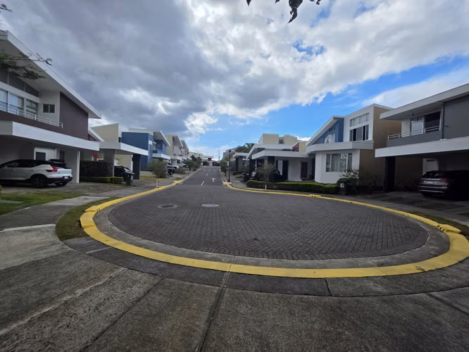 VENTA DE CASA EN SABANILLA MONTES DE OCA 3 HABITACIONES - Imagen 2