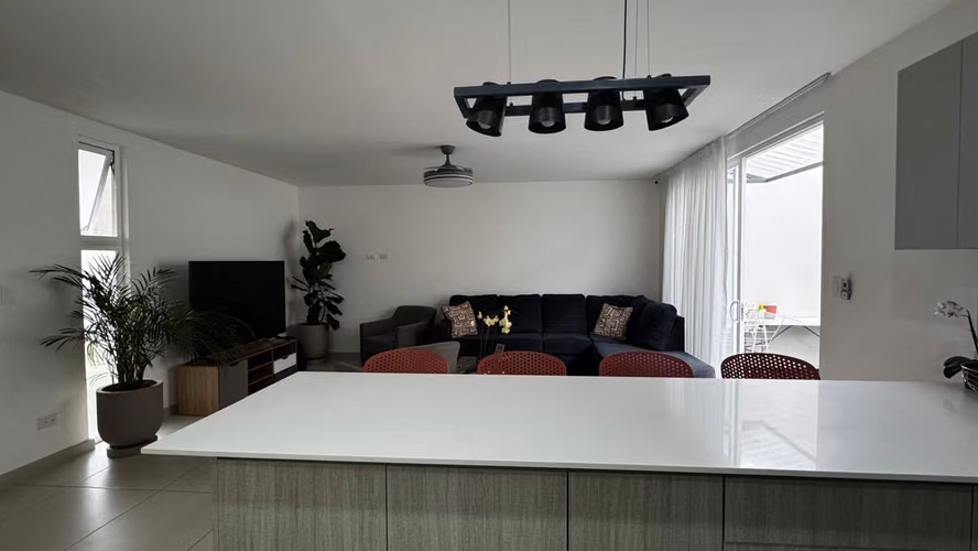 VENTA Casa Nasara + Línea blanca + AC (Santa Ana)