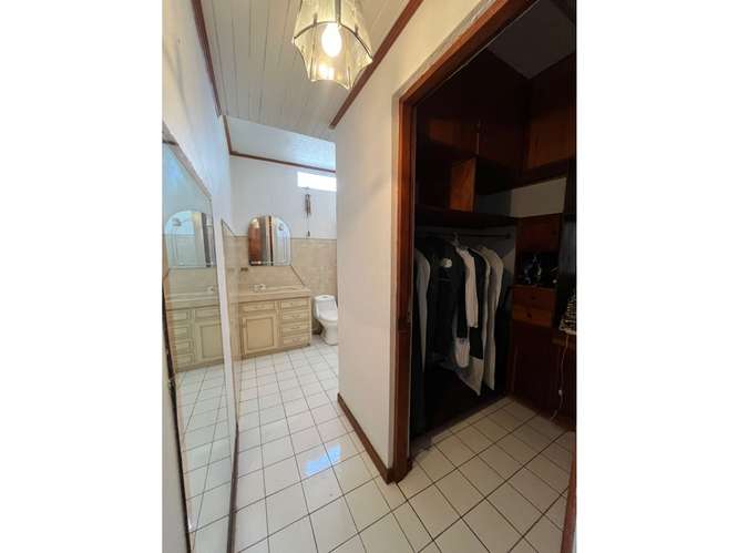 Venta elegante casa en residencial  en Alajuela centro - Imagen 5
