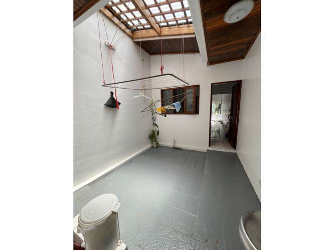 Venta elegante casa en residencial  en Alajuela centro - Imagen 2