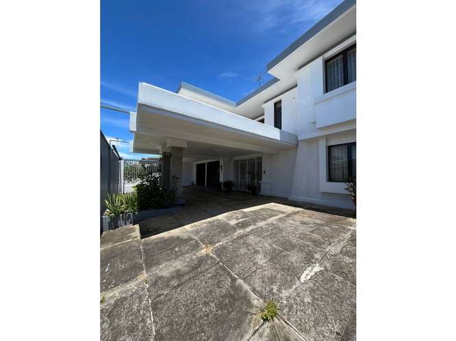 Venta elegante casa en residencial  en Alajuela centro
