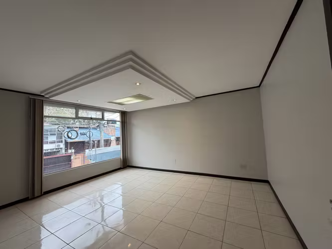 Edificio Corporativo en Alquiler en González Lahmann | Oficinas con Parqueo y Ubicación Estratégica