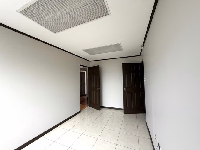 Edificio Corporativo en Alquiler en González Lahmann | Oficinas con Parqueo y Ubicación Estratégica