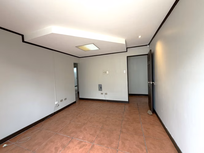 Edificio Corporativo en Alquiler en González Lahmann | Oficinas con Parqueo y Ubicación Estratégica