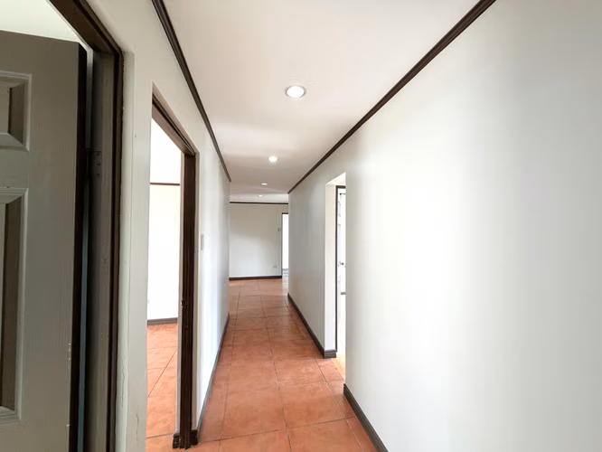 Edificio Corporativo en Alquiler en González Lahmann | Oficinas con Parqueo y Ubicación Estratégica