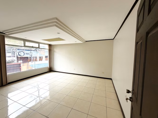 Edificio Corporativo en Alquiler en González Lahmann | Oficinas con Parqueo y Ubicación Estratégica