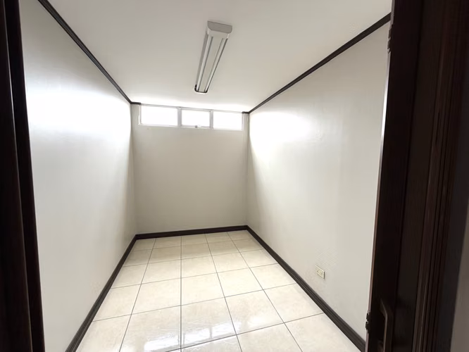Edificio Corporativo en Alquiler en González Lahmann | Oficinas con Parqueo y Ubicación Estratégica