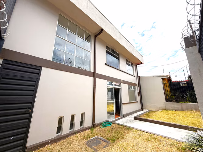 Edificio Corporativo en Alquiler en González Lahmann | Oficinas con Parqueo y Ubicación Estratégica