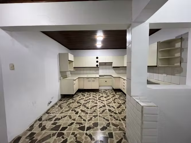 Excelente Oportunidad de Inversion Propiedad Esquinera 5 apartamentos 2 locales comerciales - Imagen 5