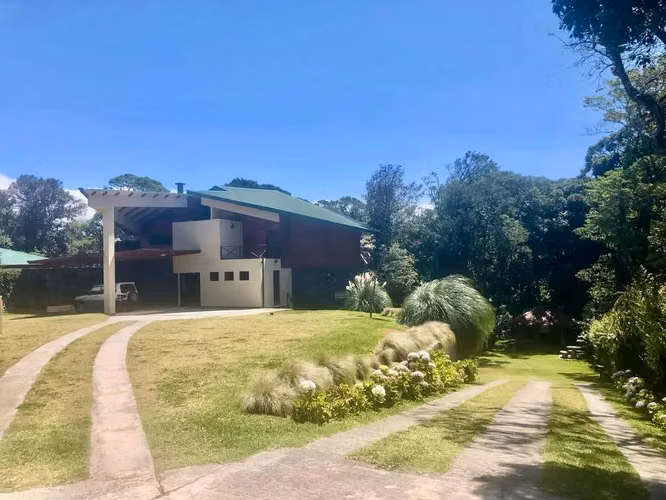 Casa de montaña en Venta o Alquiler – San Rafael de Heredia