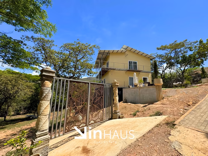 Venta de quinta con hermosa casa en residencial privado en Turrubares - EU