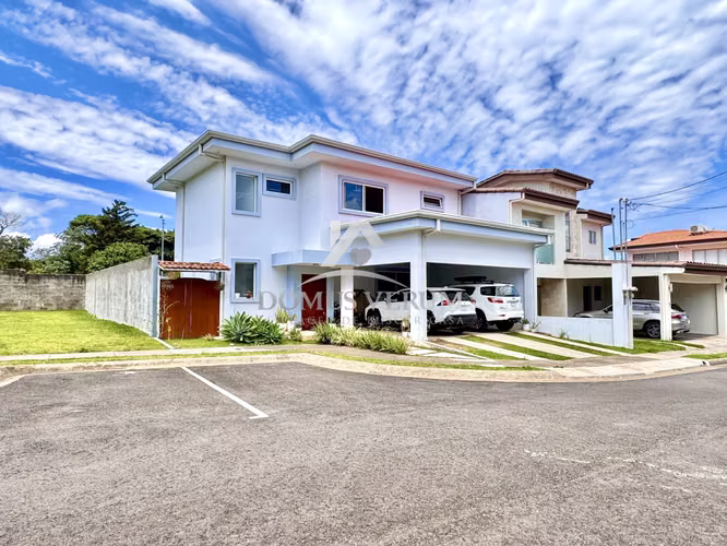 Venta de Casa Contemporánea en San Joaquín de Flores — Condominio Exclusivo