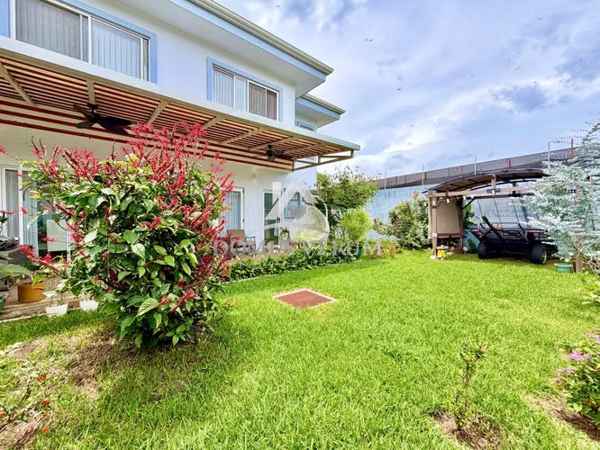 Venta de Casa Contemporánea en San Joaquín de Flores — Condominio Exclusivo