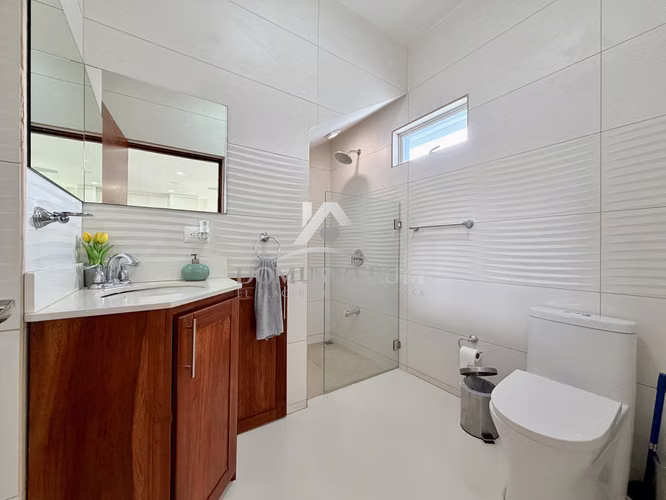 Venta de Casa Contemporánea en San Joaquín de Flores — Condominio Exclusivo