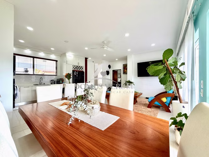 Venta de Casa Contemporánea en San Joaquín de Flores — Condominio Exclusivo