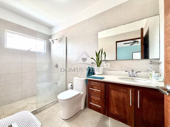 Venta de Casa Contemporánea en San Joaquín de Flores — Condominio Exclusivo