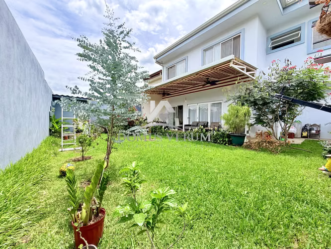 Venta de Casa Contemporánea en San Joaquín de Flores — Condominio Exclusivo