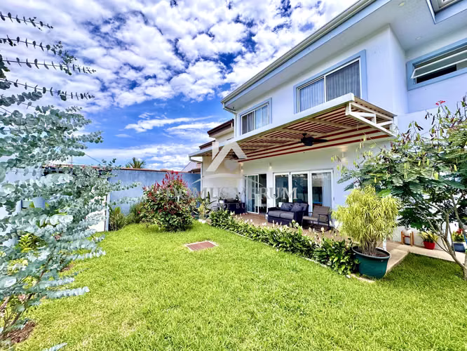 Venta de Casa Contemporánea en San Joaquín de Flores — Condominio Exclusivo