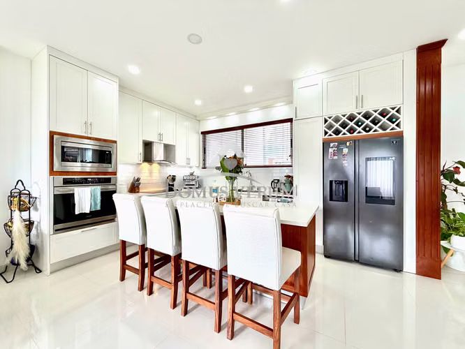 Venta de Casa Contemporánea en San Joaquín de Flores — Condominio Exclusivo
