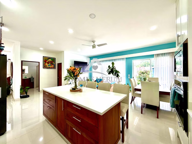Venta de Casa Contemporánea en San Joaquín de Flores — Condominio Exclusivo