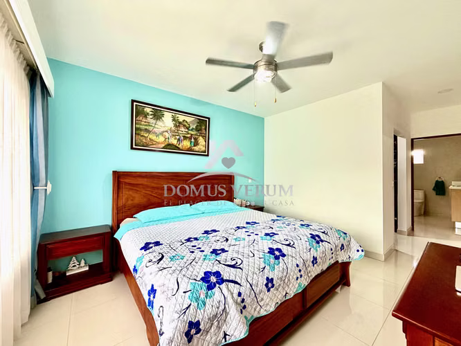 Venta de Casa Contemporánea en San Joaquín de Flores — Condominio Exclusivo