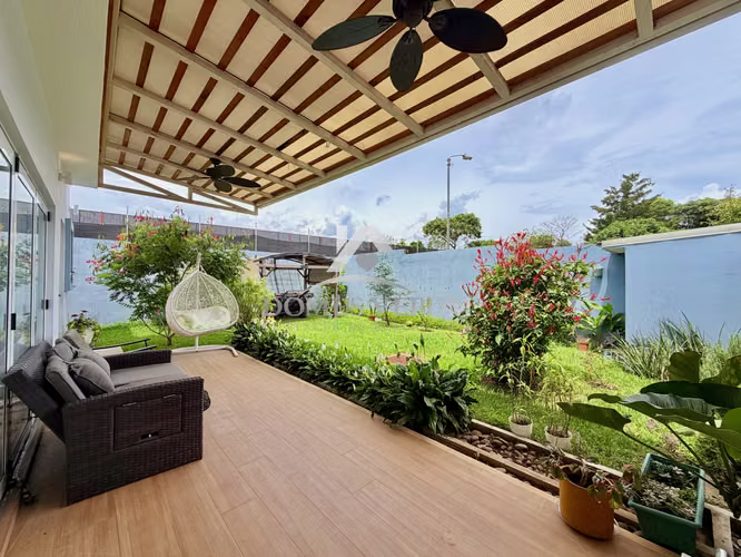 Venta de Casa Contemporánea en San Joaquín de Flores — Condominio Exclusivo