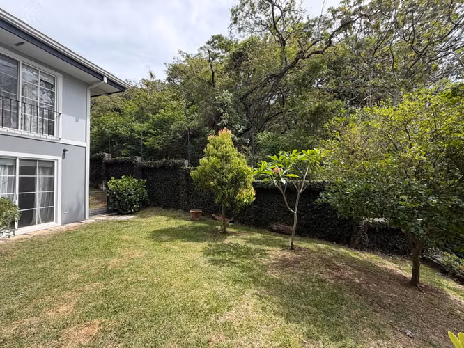 Preciosa casa con jardín y vistas en alquiler en Escazú. - Imagen 12