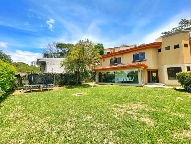SPACIOUS HOME WITH LARGE GARDEN IN SANTA ANA – GATED COMMUNITY! P607