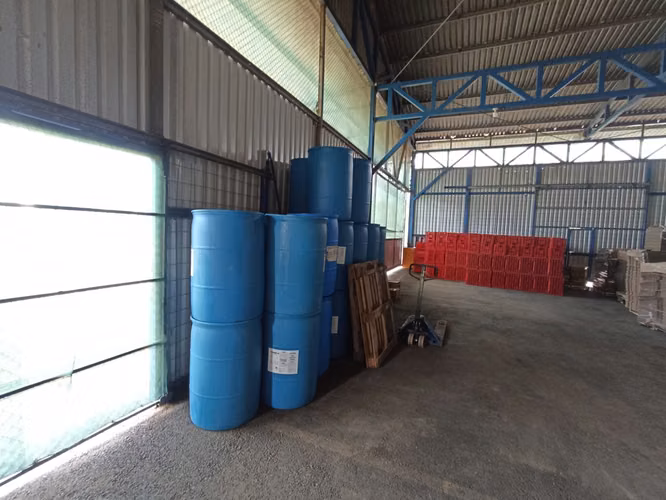 Propiedad Comercial / Industrial con bodega y oficina.