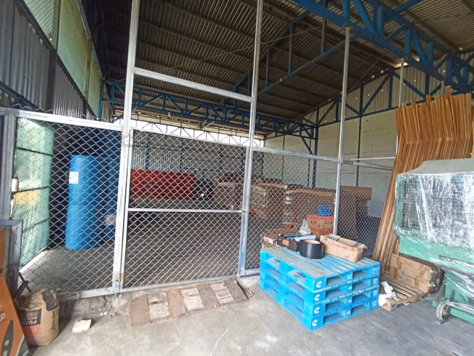 Propiedad Comercial / Industrial con bodega y oficina.