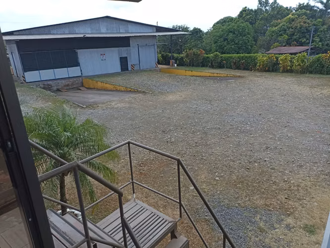 Propiedad Comercial / Industrial con bodega y oficina.