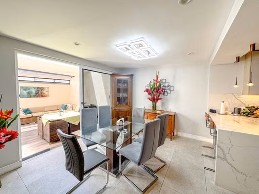 Townhouse remodelado en alquiler en Bosque de las Lomas, Escazú - Imagen 9