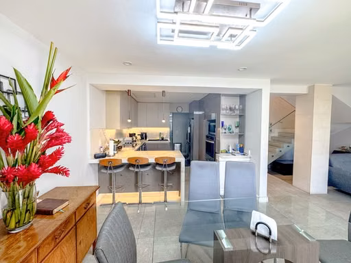 Townhouse remodelado en alquiler en Bosque de las Lomas, Escazú - Imagen 2
