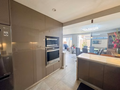 Townhouse remodelado en alquiler en Bosque de las Lomas, Escazú - Imagen 6