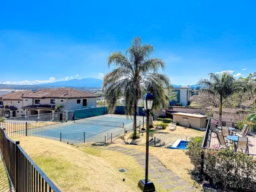 Townhouse remodelado en alquiler en Bosque de las Lomas, Escazú - Imagen 16