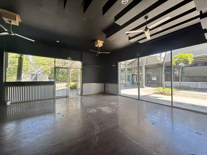 Local comercial 81m2 Santa Ana Lindora