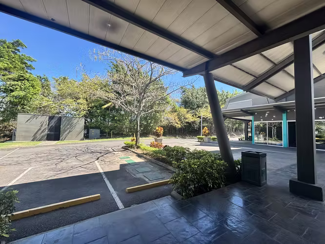 Local comercial 81m2 Santa Ana Lindora
