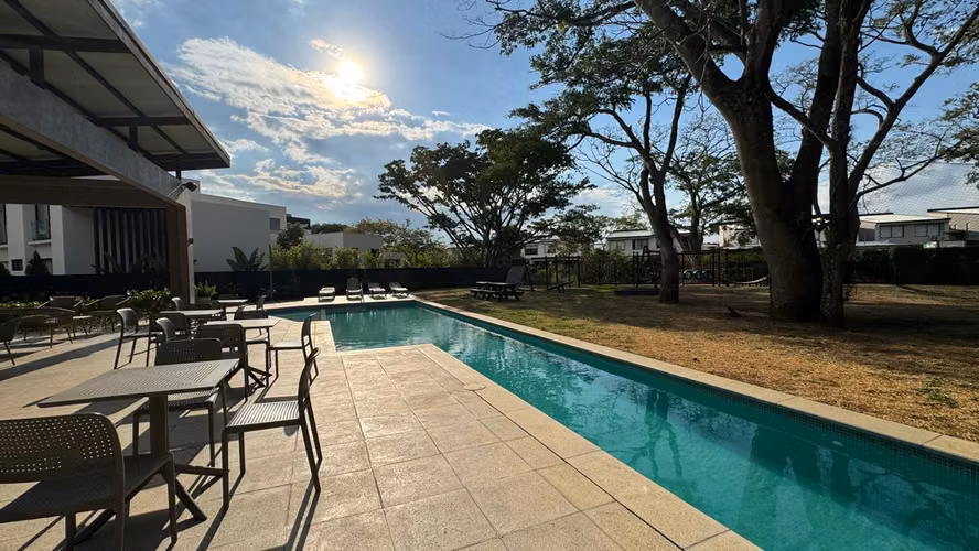 Casa de lujo Amueblada con jardín, Condominio Vereda Lindora, Santa Ana