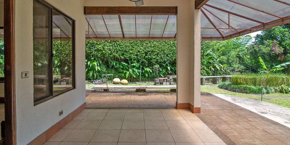 Casa 4 habs en Ciudad Colón - Condominio Jaragua - Jardín y terraza