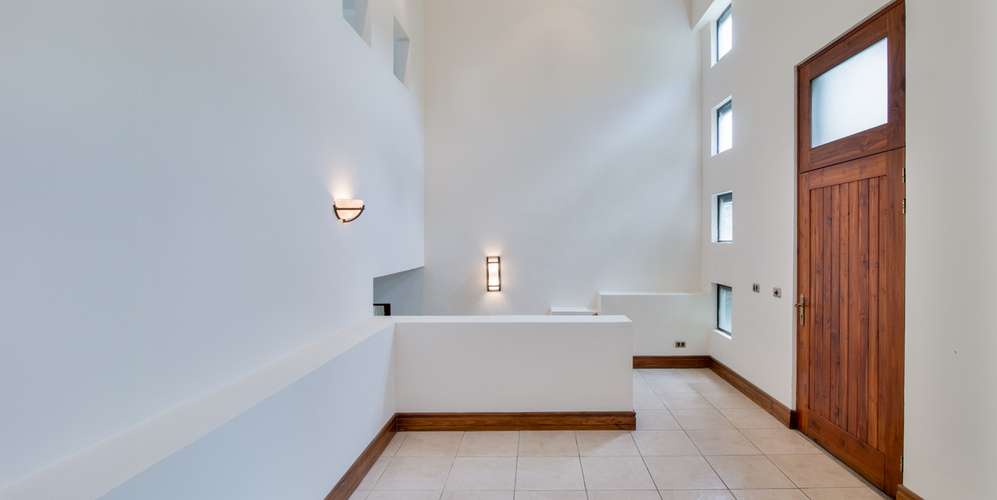 Casa 4 habs en Ciudad Colón - Condominio Jaragua - Jardín y terraza