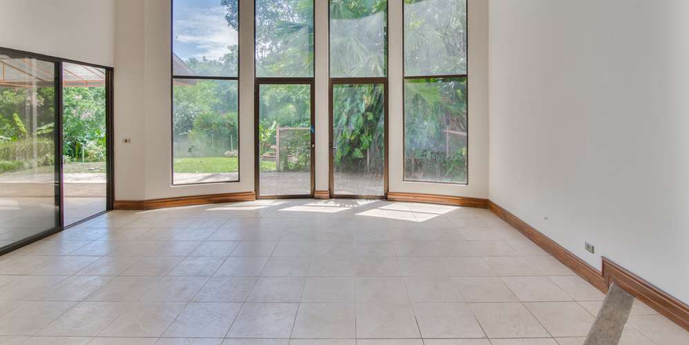 Casa 4 habs en Ciudad Colón - Condominio Jaragua - Jardín y terraza